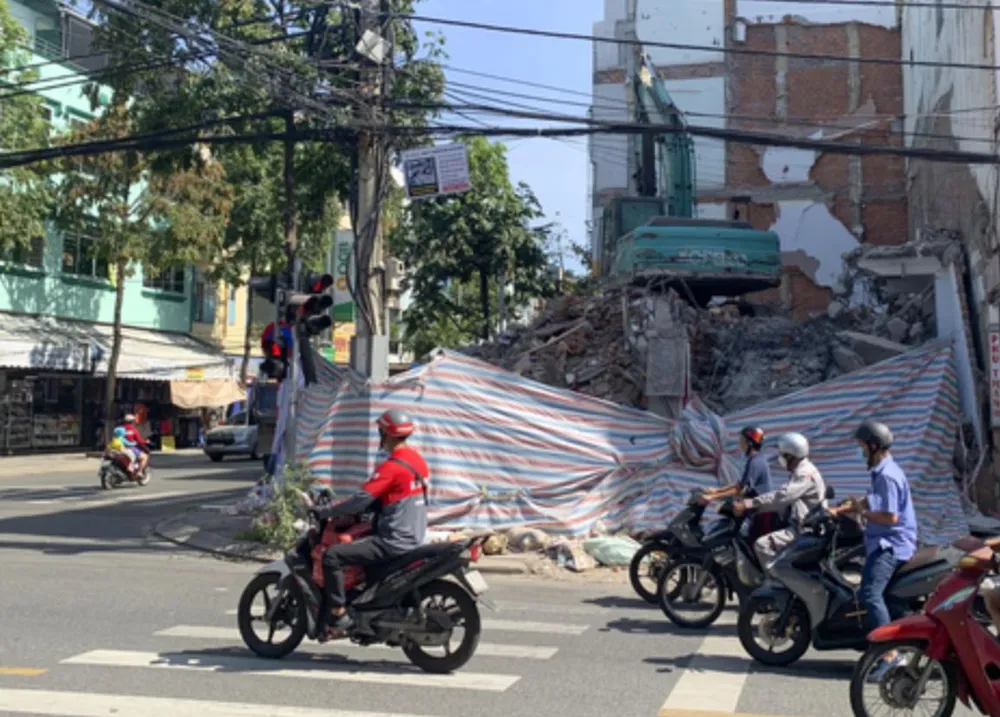 Khi thực hiện thi hành án ở sân vận động Chi Lăng, việc giải phóng mặt bằng đã biến khu phố trung tâm này trở thành một nơi nhếch nhác và mất mỹ quan đô thị