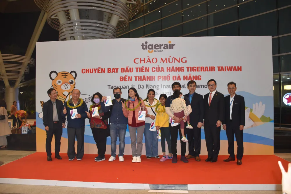 Đại diện Sở Du lịch Đà Nẵng tặng quà cho những vị khách đầu tiên đến TP Đà Nẵng. Ảnh: XUÂN QUỲNH Đại diện Sở Du lịch Đà Nẵng tặng quà cho những vị khách đầu tiên đến TP Đà Nẵng. Ảnh: XUÂN QUỲNH