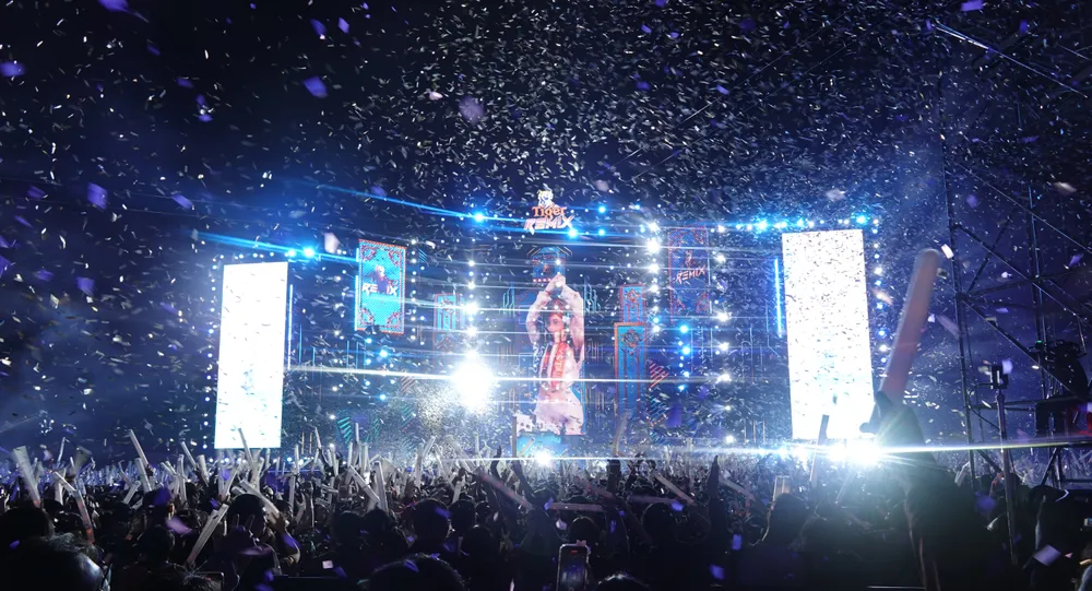 Bắn pháo kim tuyến tại chương trình. Ảnh: XUÂN QUỲNH