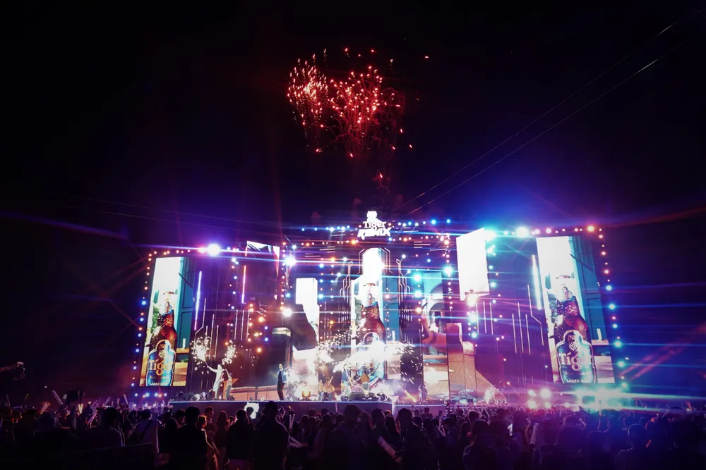 Bắn pháo hoa khi kết thúc chương trình. Ảnh: XUÂN QUỲNH