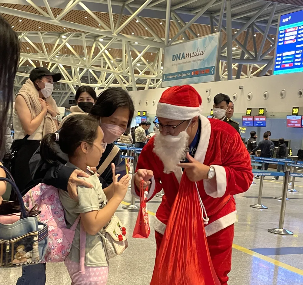 Tặng quà giáng sinh cho các em nhỏ