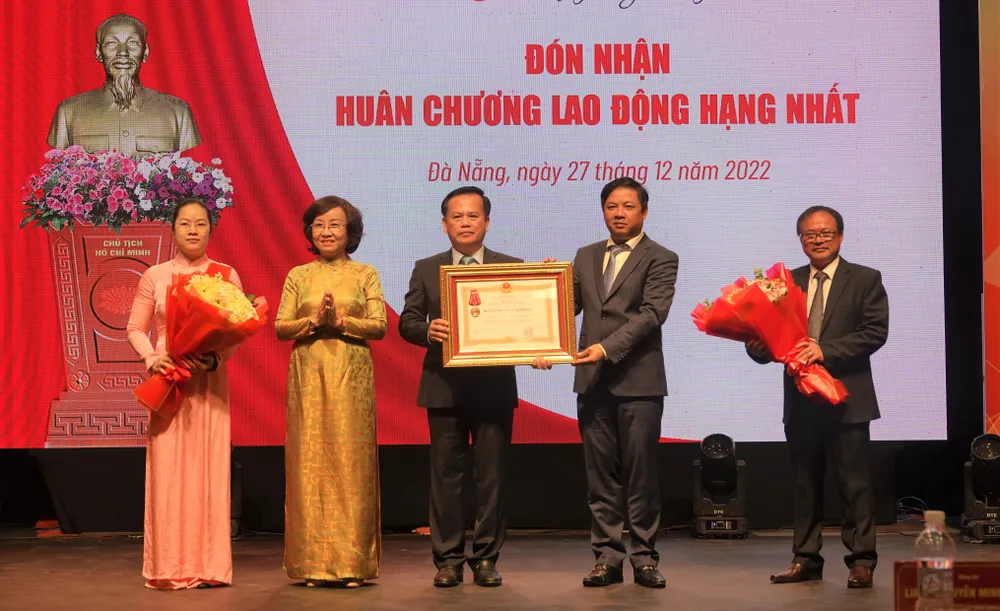 Thừa ủy quyền Chủ tịch nước, ông Lương Nguyễn Minh Triết, Phó Bí thư Thường trực Thành ủy Đà Nẵng trao tặng Huân chương Lao động hạng Nhất cho Đài Phát thanh - Truyền hình Đà Nẵng