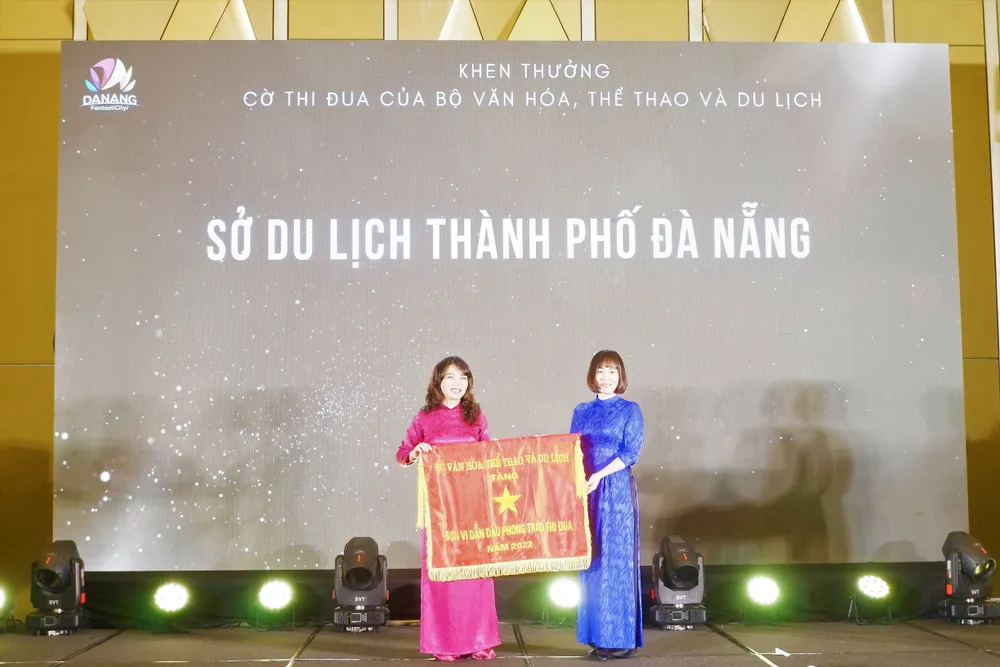 Sở Du lịch Đà Nẵng được trao cờ thi đua từ Bộ Văn hóa, Thể thao và Du lịch về thành tích dẫn đầu phong trào thi đua năm 2022