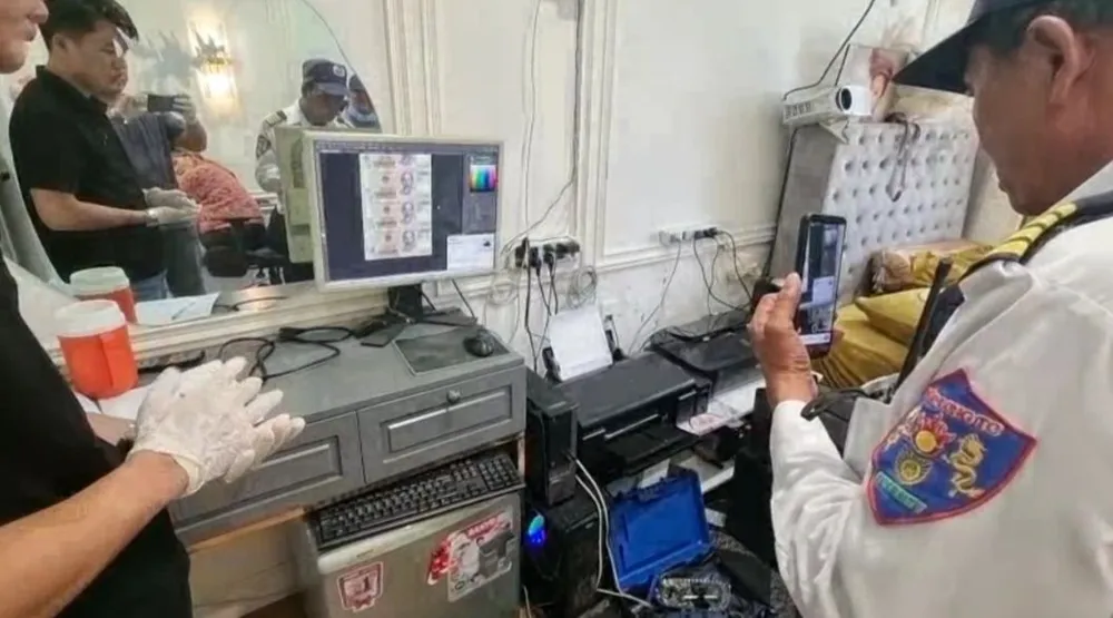 Căn phòng và dụng cụ, thiết bị làm tiền giả của nhóm đối tượng