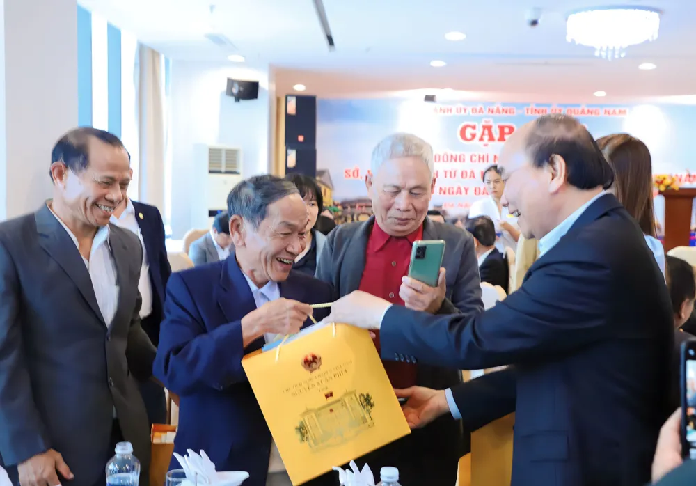 Chủ tịch nước Nguyễn Xuân Phúc tặng quà các cán bộ lãnh đạo tỉnh Quảng Nam đã nghỉ hưu