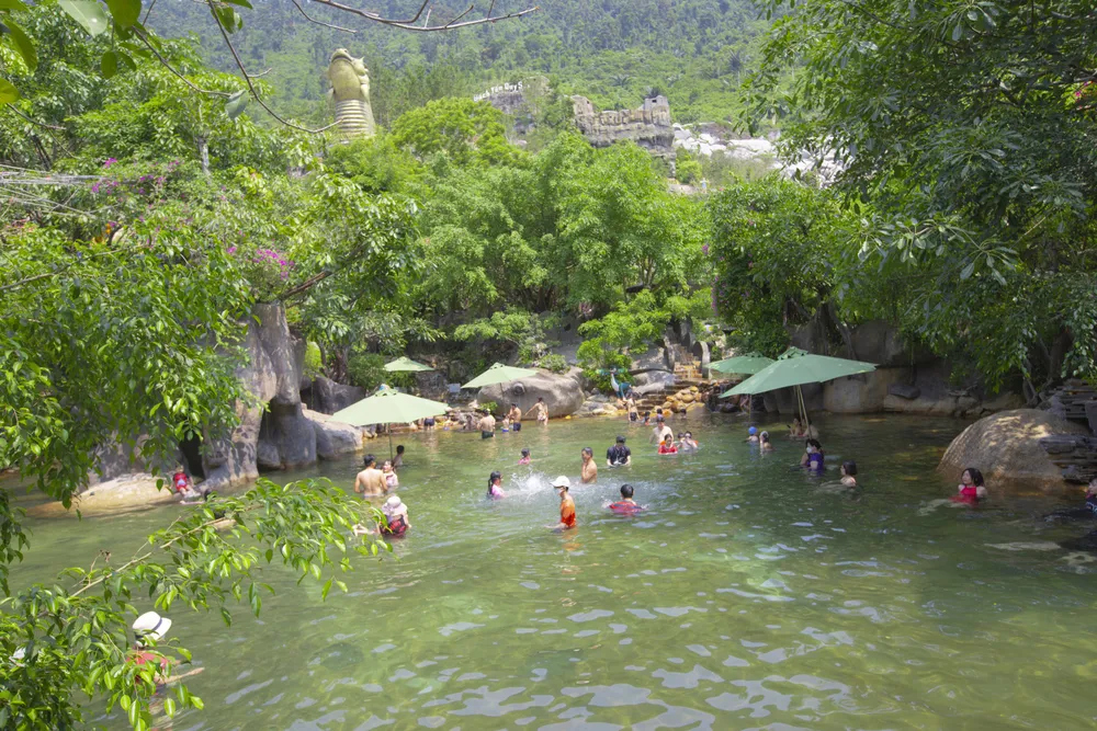 Du khách thư giãn tại huyệt Long Hồ