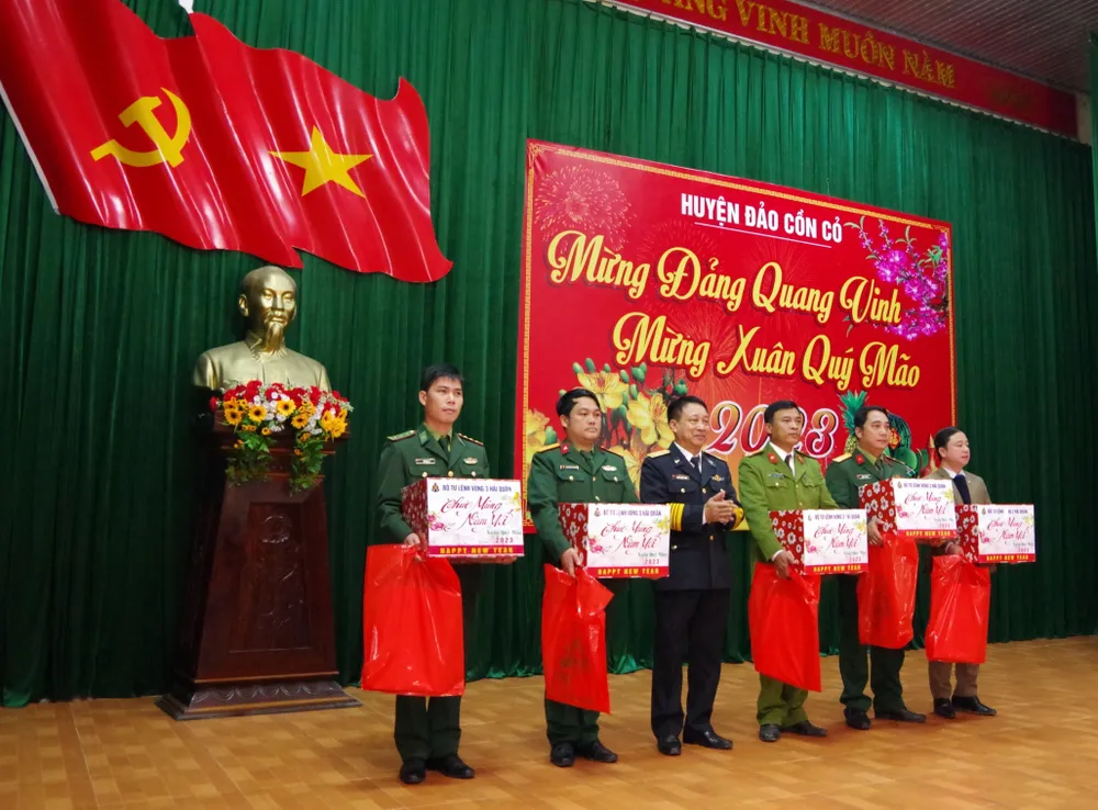 Đại diện đoàn công tác trao tặng những món quà đến quân dân Huyện đảo Cồn Cỏ