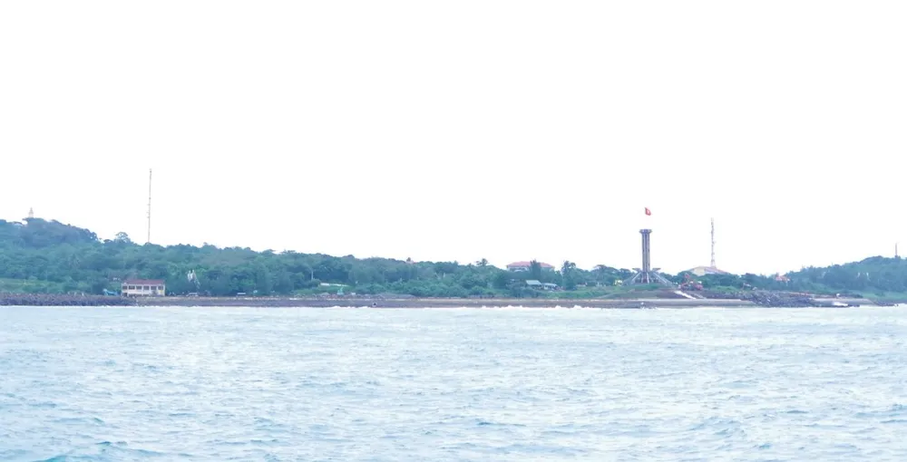 Toàn cảnh Huyện đảo Cồn Cỏ nhìn từ tàu của đoàn công tác