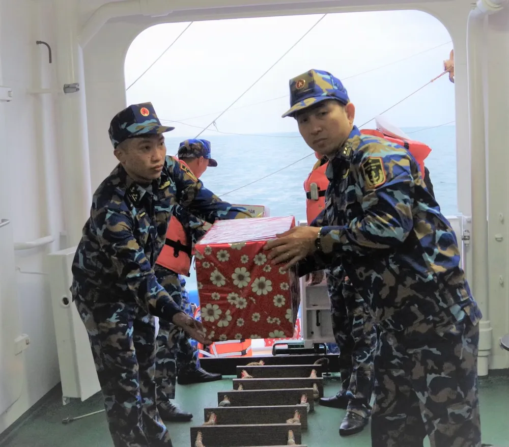 Các chiến sĩ hải quân cẩn thận xếp quà