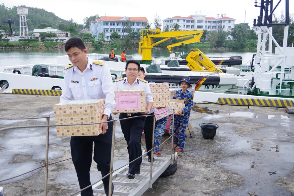 Bộ tư lệnh Vùng 3 Hải quân và cơ quan dân chính Đảng các địa phương đã chuyển hơn 6 tấn hàng Tết lên Tàu KN390 gửi tặng quân và dân các huyện đảo Cồn Cỏ, Lý Sơn nhân dịp Tết nguyên đán Quý Mão 2023