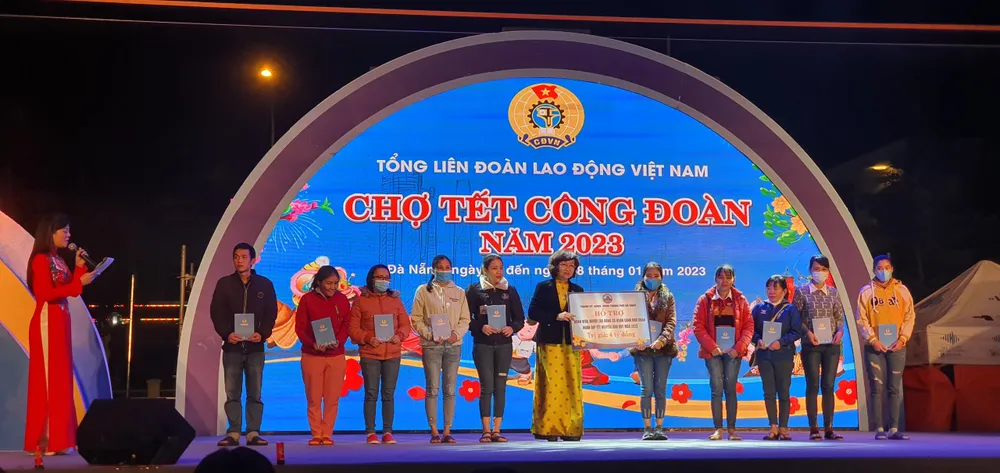 Lãnh đạo TP Đà Nẵng trao tặng 8.000 suất quà tổng trị giá 4 tỷ đồng cho công nhân, người lao động khó khăn, đặc biệt là lao động bị mất việc những tháng cuối năm 2022. Ảnh: XUÂN QUỲNH Lãnh đạo TP Đà Nẵng trao tặng 8.000 suất quà tổng trị giá 4 tỷ đồng cho công nhân, người lao động khó khăn, đặc biệt là lao động bị mất việc những tháng cuối năm 2022. Ảnh: XUÂN QUỲNH