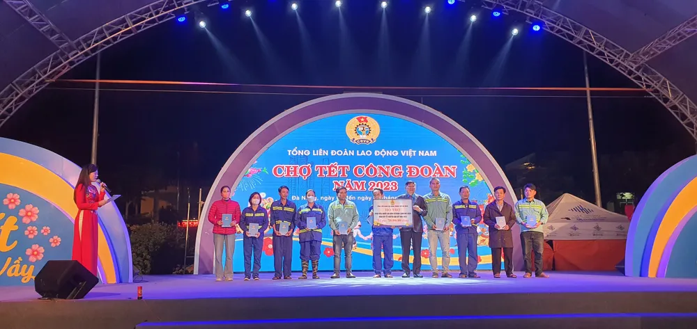 Tổng Liên đoàn Lao động Việt Nam trao 10.000 phiếu mua hàng cho đoàn viên, người lao động khó khăn tại TP Đà Nẵng để mua hàng tại Chợ Tết Công đoàn. Ảnh: XUÂN QUỲNH Tổng Liên đoàn Lao động Việt Nam trao 10.000 phiếu mua hàng cho đoàn viên, người lao động khó khăn tại TP Đà Nẵng để mua hàng tại Chợ Tết Công đoàn. Ảnh: XUÂN QUỲNH