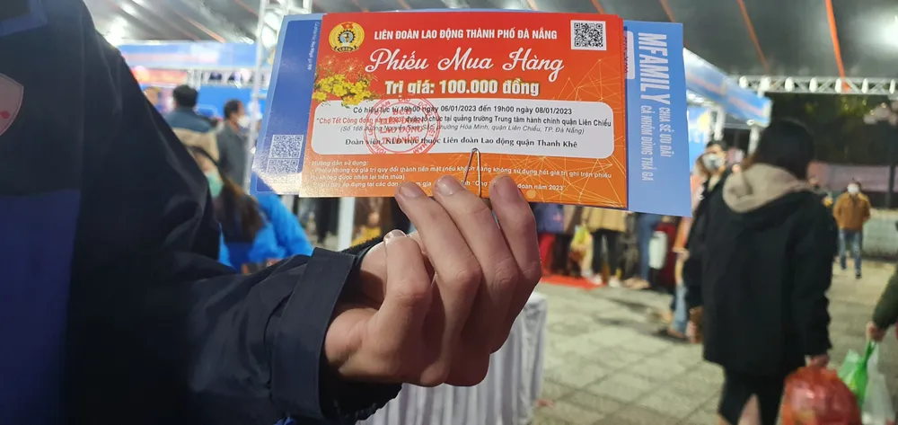 Phiếu mua hàng trị giá 100.000 đồng của người lao động. Ảnh: XUÂN QUỲNH Phiếu mua hàng trị giá 100.000 đồng của người lao động. Ảnh: XUÂN QUỲNH