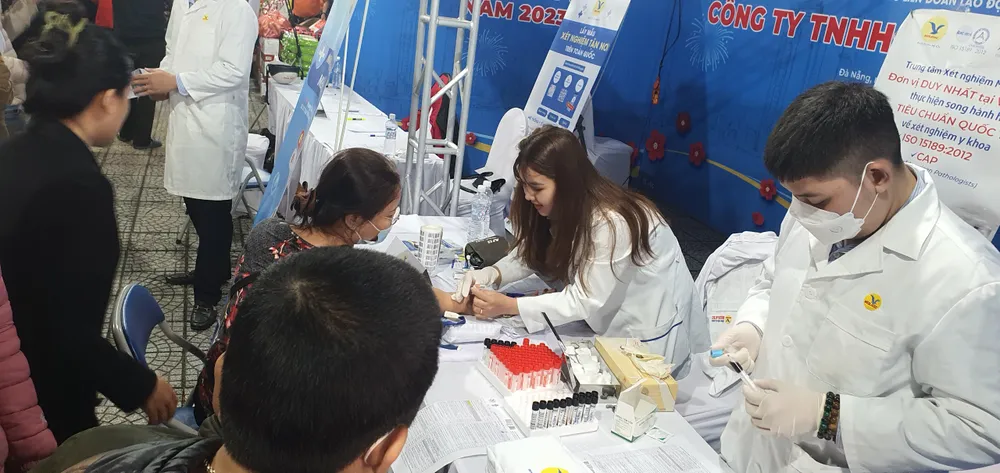 Khám sức khỏe cho người lao động. Ảnh: XUÂN QUỲNH Khám sức khỏe cho người lao động. Ảnh: XUÂN QUỲNH