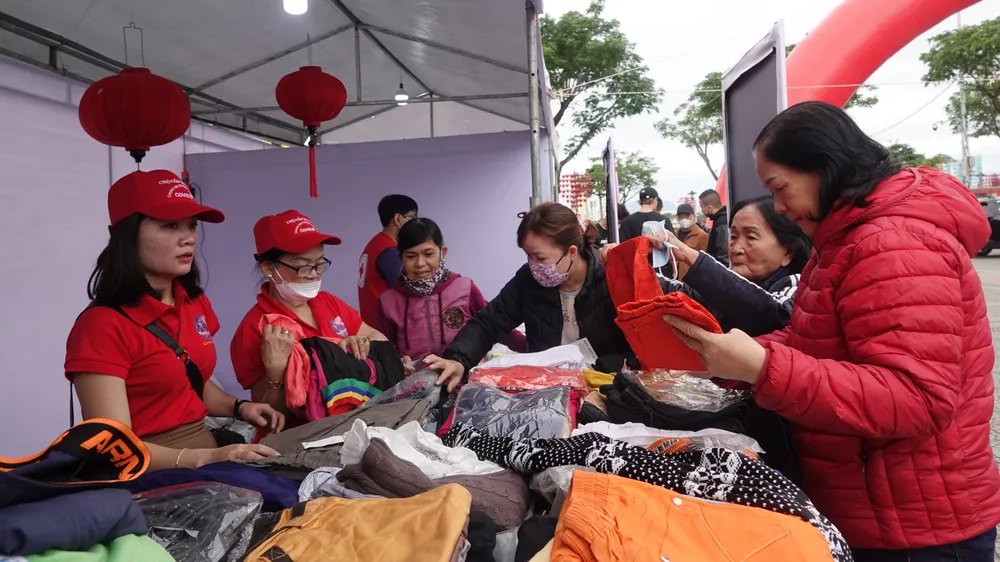 Người dân mua sắm tết. Ảnh: XUÂN QUỲNH