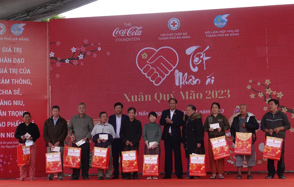 Trao quà tượng trưng cho người nghèo trên địa bàn TP Đà Nẵng. Ảnh: XUÂN QUỲNH