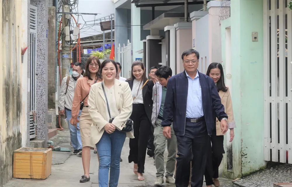 Ông Võ Ngọc Đồng, Chủ tịch UBND huyện Hoàng Sa dẫn đầu đoàn. Ảnh: XUÂN QUỲNH