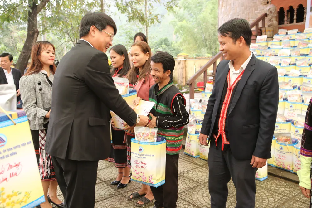Lãnh đạo TP Đà Nẵng trao quà Tết cho người Cơ tu tại xã Hòa Bắc (huyện Hòa Vang)