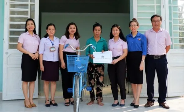 UBND huyện Hòa Vang phối hợp với Ngân hàng Chính sách xã hội Chi nhánh TP Đà Nẵng trao nhà tình nghĩa cho gia đình khó khăn trên địa bàn xã Hòa Châu (huyện Hòa Vang)