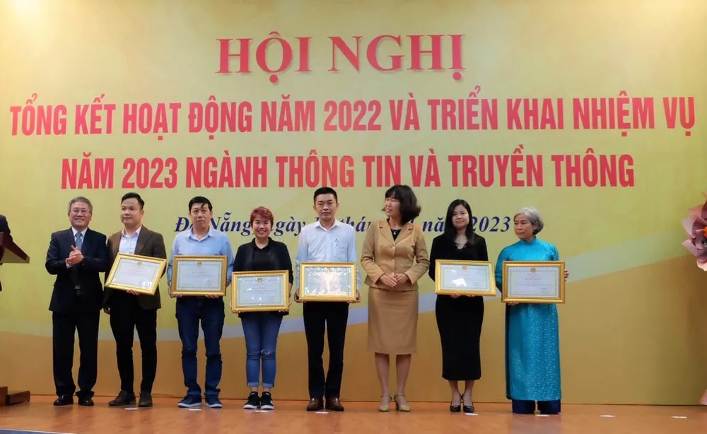 Trao bằng khen cho các tập thể, cá nhân đã có thành tích xuất sắc đóng góp vào sự phát triển ngành TT-TT TP Đà Nẵng năm 2022