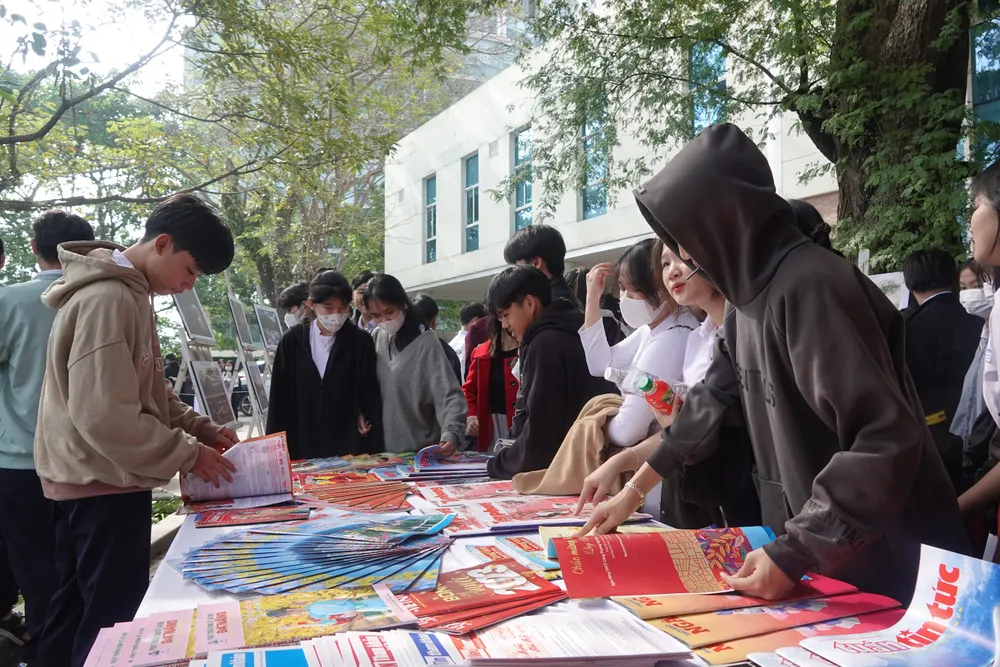 Hội báo xuân thu hút nhiều bạn đọc đến tham quan