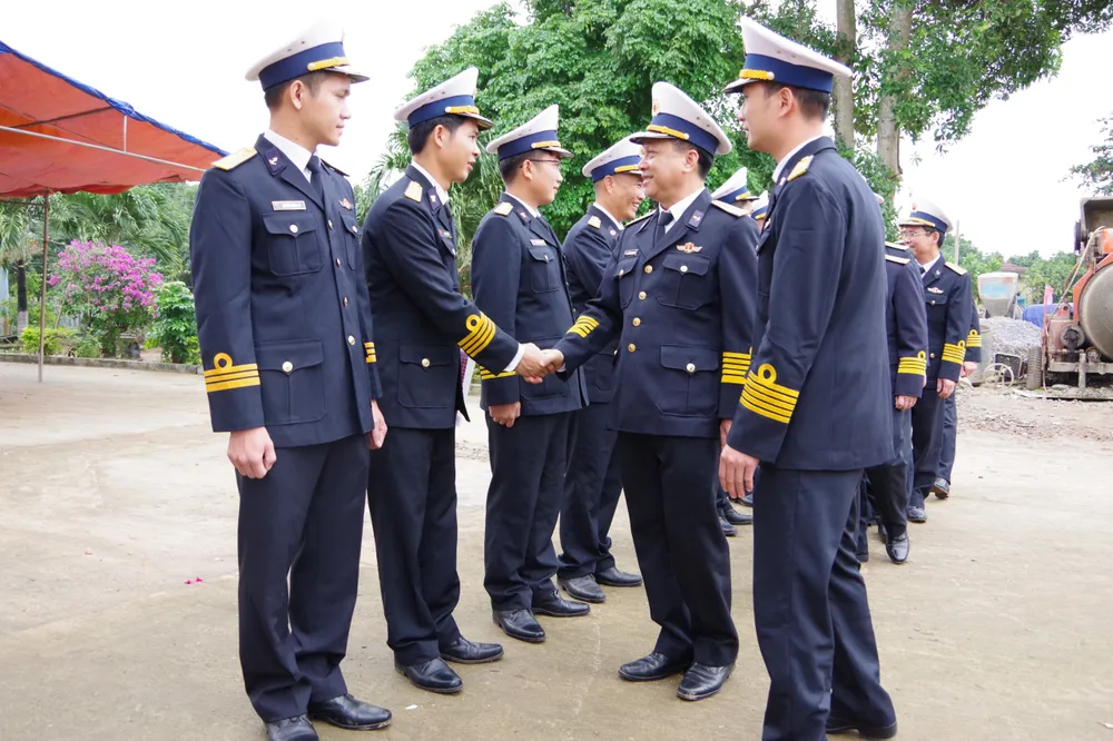 Đại tá Nguyễn Quốc Quảng, Phó Tư lệnh Vùng 3 Hải quân thăm hỏi cán bộ, chiến sĩ Trạm ra đa 540, Trung đoàn 351, Vùng 3 Hải quân. Ảnh: ĐÌNH HƯỚNG
