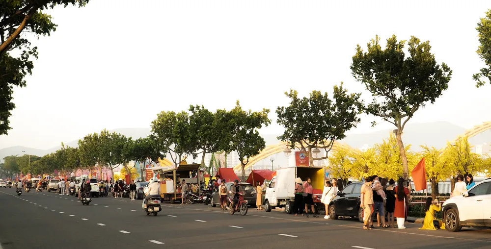 Theo ghi nhận, các vị trí trang trí hoa xuân, điện chiếu sáng nằm dọc đường Bạch Đằng (quận Hải Châu, TP Đà Nẵng)