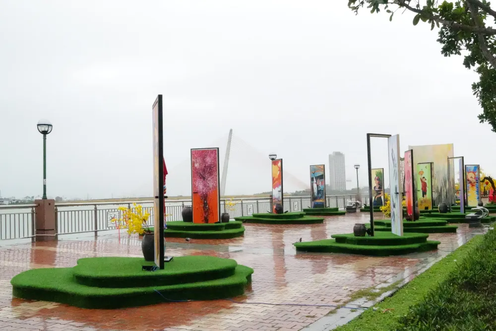 Ngay sau đoạn nhà chồ là những cánh cửa mở đến tương lai được tô vẽ bằng nhiều hình ảnh độc đáo