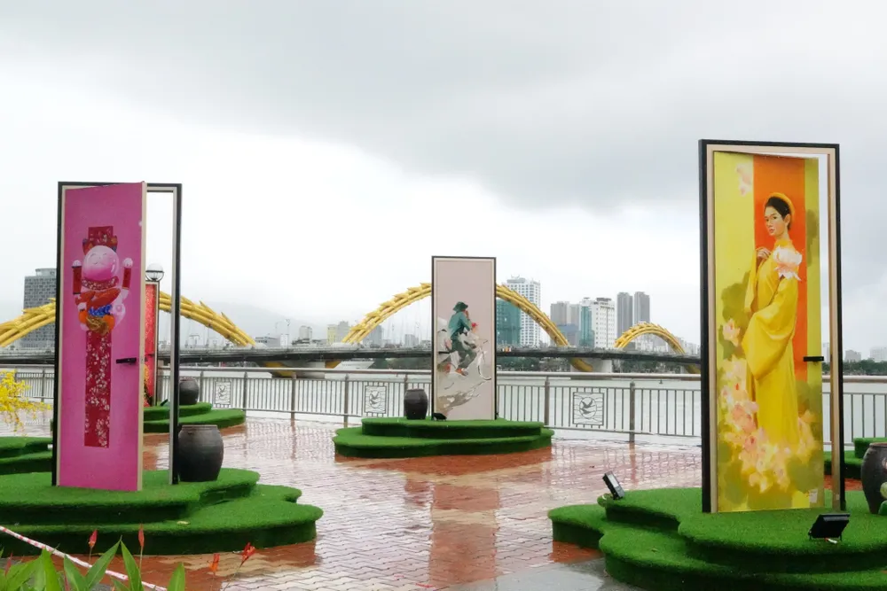 Ngay sau đoạn nhà chồ là những cánh cửa mở đến tương lai được tô vẽ bằng nhiều hình ảnh độc đáo