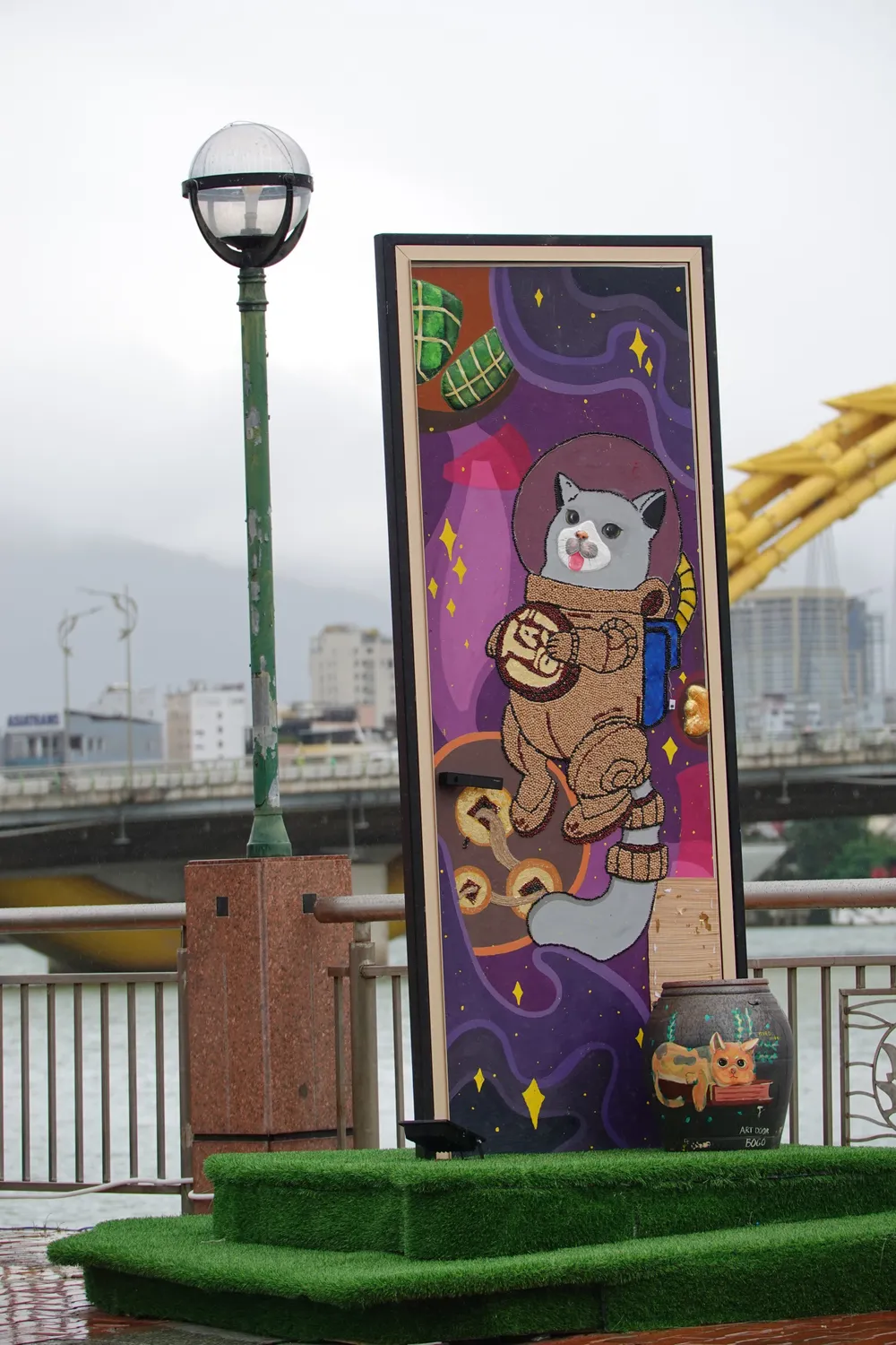 Ngay sau đoạn nhà chồ là những cánh cửa mở đến tương lai được tô vẽ bằng nhiều hình ảnh độc đáo