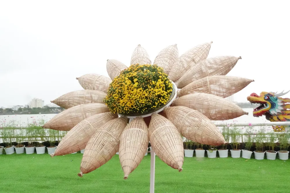 Hoa trang trí được tạo dạng theo nhiều kiểu