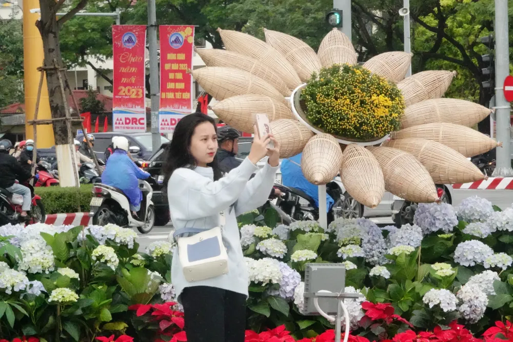 Dù con đường hoa chưa đưa vào hoạt động, nhưng cảnh sắc đường hoa đã thu hút nhiều bạn trẻ đến check-in sớm