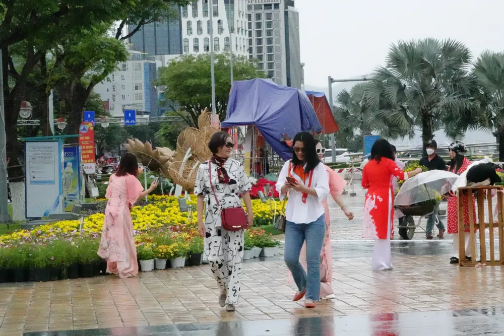 Dù con đường hoa chưa đưa vào hoạt động, nhưng cảnh sắc đường hoa đã thu hút nhiều bạn trẻ đến check-in sớm