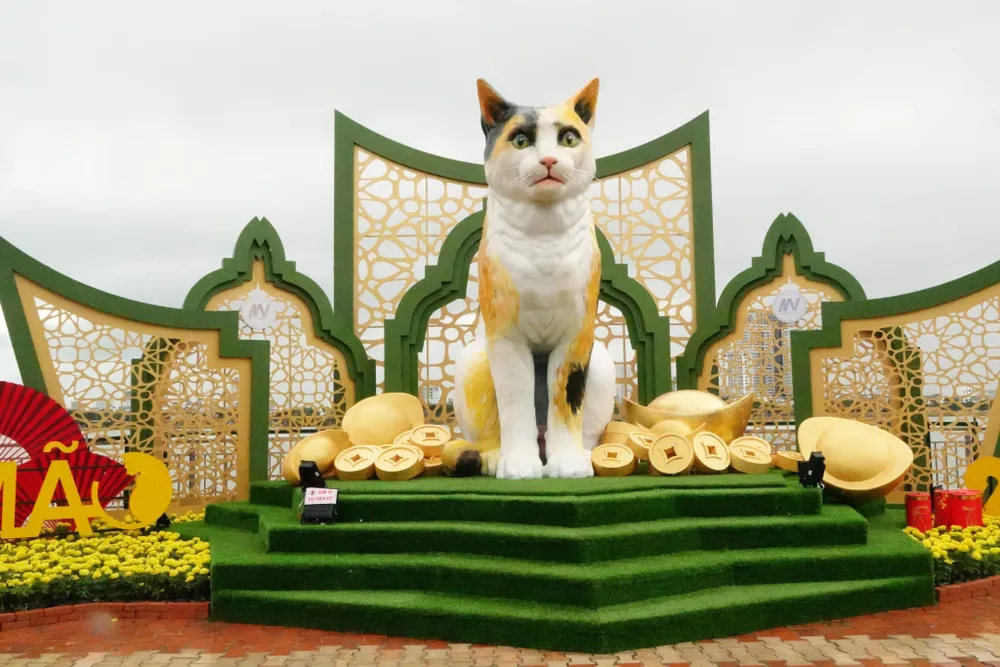 Linh vật Tết Quý Mão với nhiều kiểu dáng, sắc thái khiến người người dân và du khách thích thú