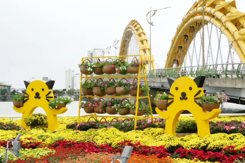 Linh vật Tết Quý Mão với nhiều kiểu dáng, sắc thái khiến người người dân và du khách thích thú