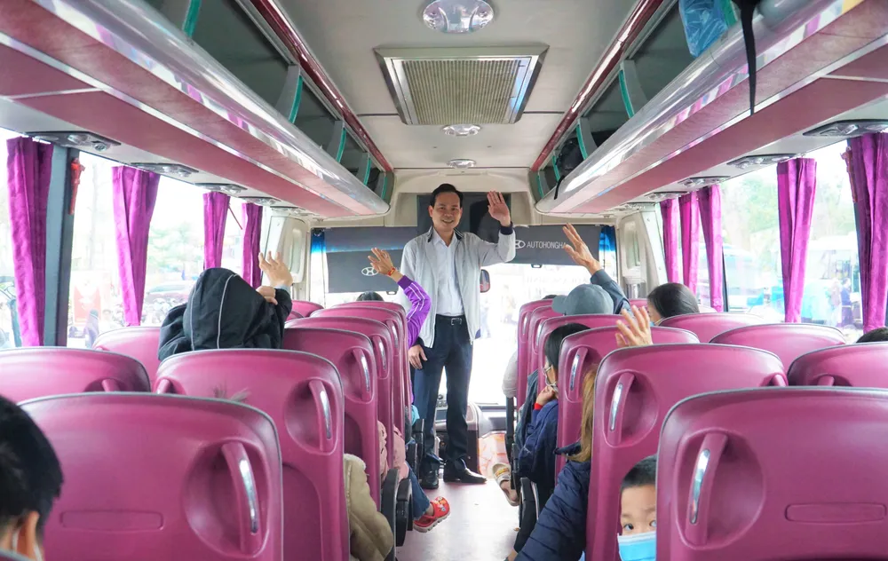 Ông Nguyễn Duy Minh, Chủ tịch LĐLĐ TP Đà Nẵng đến từng xe thăm hỏi, động viên người lao động sau một năm làm việc vất vả. Ảnh: XUÂN QUỲNH