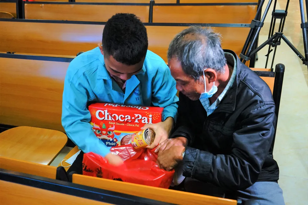 Được về quê đón tết cùng gia đình, các bệnh nhân đã tạm quên đi nỗi đau, bệnh tật, hân hoan rời bệnh viện. Ảnh: XUÂN QUỲNH