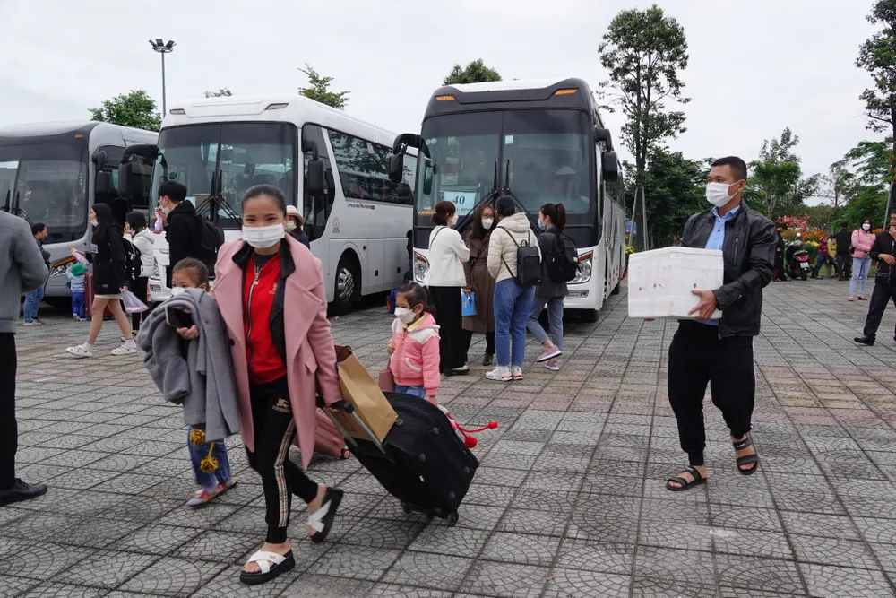 Từ sáng sớm, người dân tay xách nách mang đến quảng trường quận Liên Chiểu (TP Đà Nẵng) để về quê ăn tết. Ảnh: XUÂN QUỲNH
