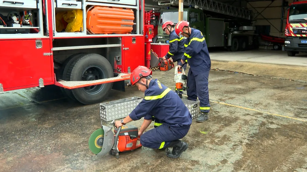 Cán bộ chiến sĩ kiểm tra, bảo dưỡng vật dụng để phục vụ việc chữa cháy, cứu nạn cứu hộ