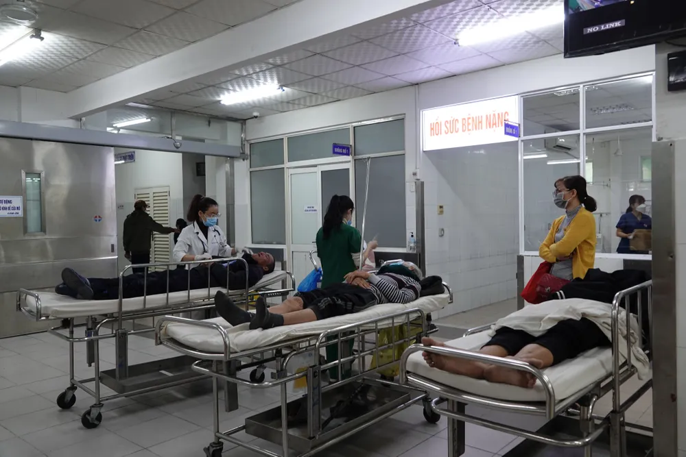 Bác sĩ chẩn đoán, sơ cấp cứu ban đầu cho những bệnh nhân mới nhập viện