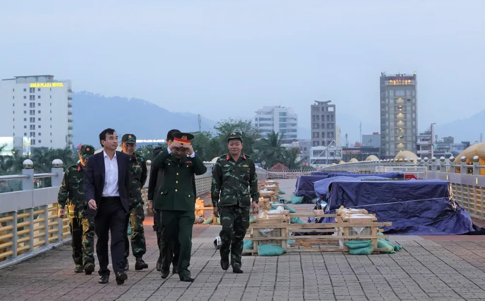 Ông Lê Trung Chinh, Chủ tịch UBND TP Đà Nẵng trực tiếp kiểm tra "trận địa" pháo hoa trên cầu Nguyễn Văn Trỗi