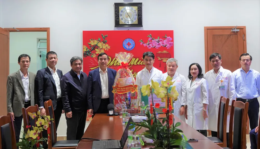 Chủ tịch UBND TP Đà Nẵng Lê Trung Chinh thăm Bệnh viện Đà Nẵng đêm giao thừa
