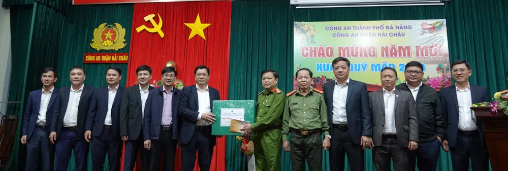 Ông Trần Phước Sơn, Phó Chủ tịch HĐND TP Đà Nẵng thăm động viên lực lượng công an quận Hải Châu