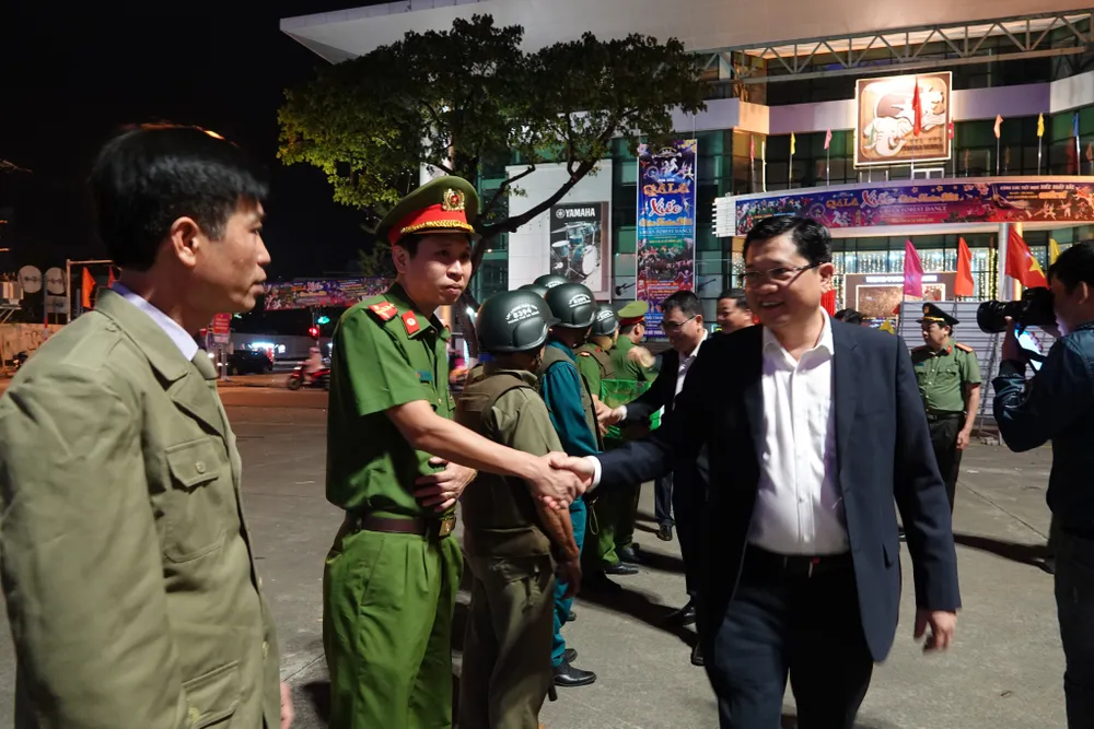 Ông Trần Phước Sơn, Phó Chủ tịch HĐND TP Đà Nẵng thăm, động viên lực lượng 8394 phường Hải Châu 1 tại trước nhà hát Trưng Vương (đường Hùng Vương, quận Hải Châu)