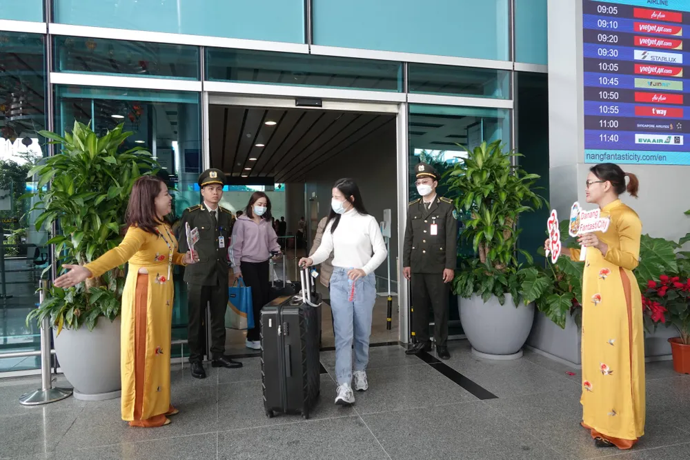 Những du khách đầu tiên đến với Đà Nẵng đầu năm mới