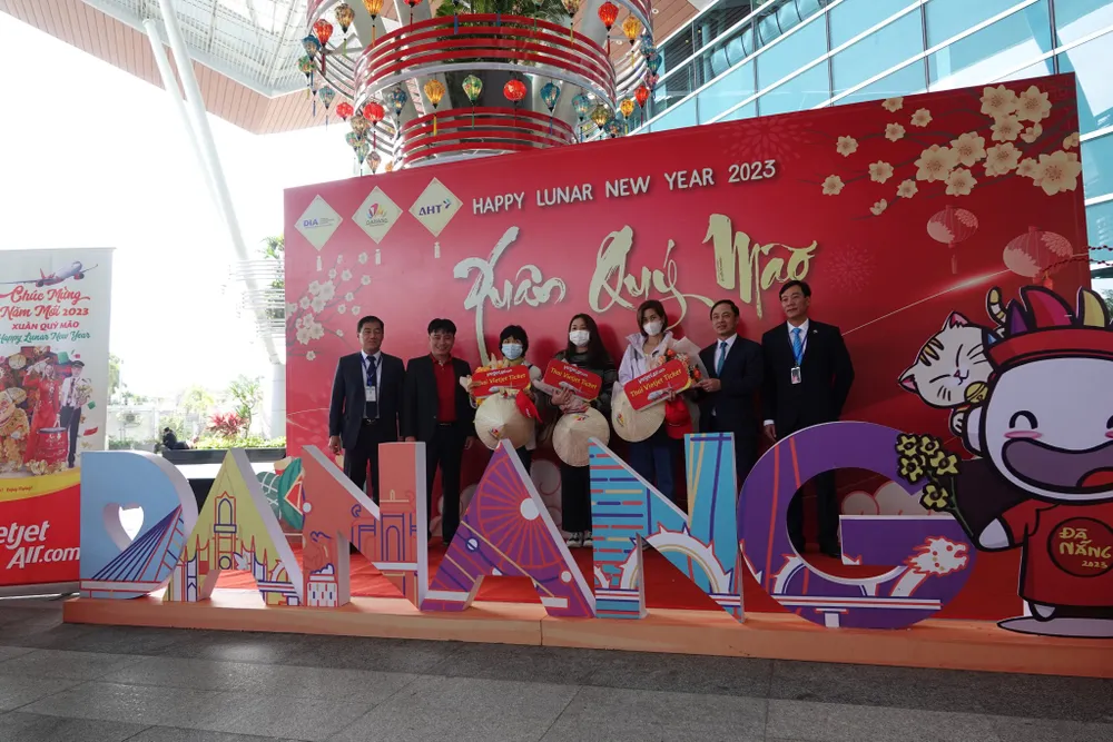 3 du khách đầu tiên đến với TP Đà Nẵng