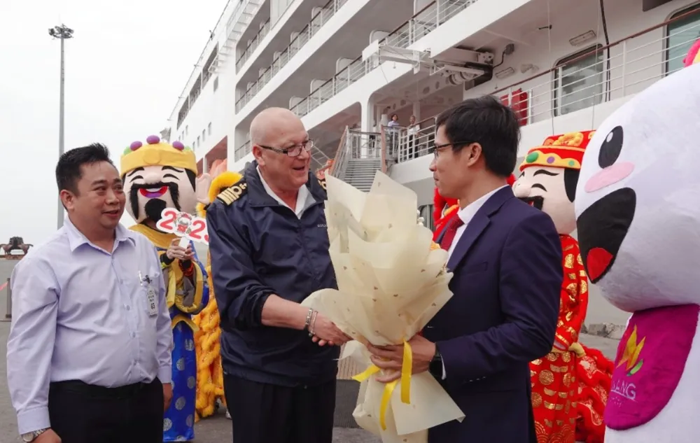 Ông Tán Văn Vương, Phó Giám đốc Sở Du lịch Đà Nẵng tặng hoa chào mừng cho thuyền trưởng Tàu Silver Spirit. Ảnh: XUÂN QUỲNH