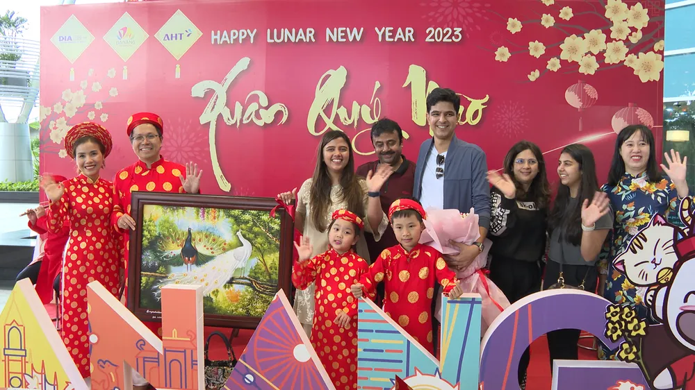 Chương trình chào đón có sự góp mặt của gia đình Việt Nam với ba mẹ và hai con (1 bé trai và 1 bé gái) trong trang phục áo dài đỏ truyền thống