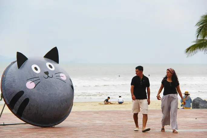 Linh vật mèo cùng hình ảnh các hoạt động thường nhật của TP Đà Nẵng được khắc họa, trưng bày trên các thuyền thúng là điểm mới lạ tại các bãi biển du lịch của Đà thành dịp Tết Nguyên đán Quý Mão 2023. Ảnh: XUÂN QUỲNH