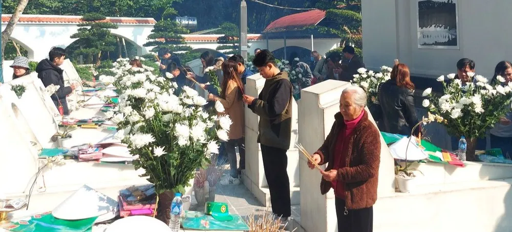 Người dân, du khách đến dâng hương tại mộ 10 nữ anh hùng liệt sĩ Thanh niên xung phong Ngã ba Đồng Lộc (tỉnh Hà Tĩnh). Ảnh: DƯƠNG QUANG